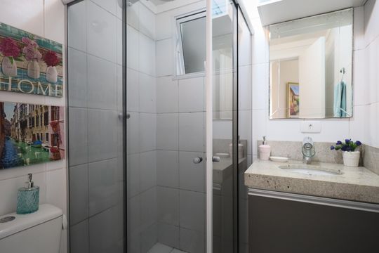 Banheiro de apartamento à venda com 2 quartos, 52m² em São Pedro, Osasco
