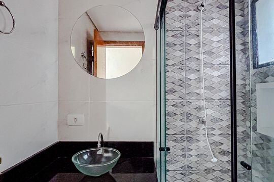 Banheiro de apartamento para alugar com 1 quarto, 31m² em Vila Esperança, São Paulo