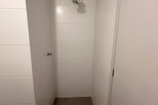 Banheiro de apartamento à venda com 1 quarto, 42m² em Floresta, Porto Alegre