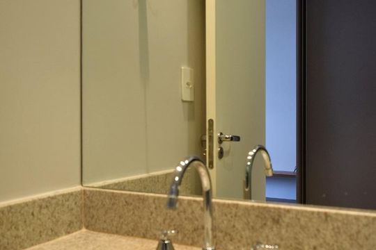 Banheiro de kitnet/studio para alugar com 1 quarto, 24m² em Jardim Paulistano, São Paulo