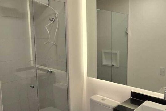 Banheiro de kitnet/studio para alugar com 1 quarto, 24m² em Pinheiros, São Paulo
