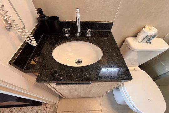 Banheiro de kitnet/studio à venda com 1 quarto, 20m² em Indianópolis, São Paulo