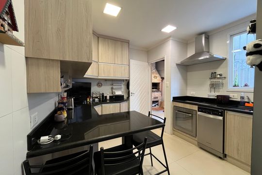 Casa à venda com 3 quartos, 250m² em Vila Miriam, São Paulo
