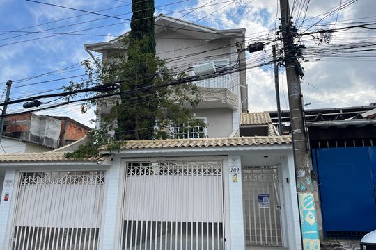 Fachada de casa à venda com 3 quartos, 250m² em Vila Miriam, São Paulo