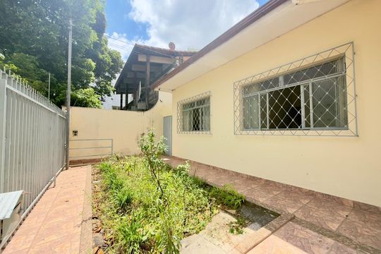 Casa à venda com 3 quartos, 389m² em Coração Eucarístico, Belo Horizonte