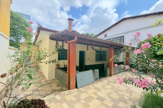Casa à venda com 3 quartos, 389m² em Coração Eucarístico, Belo Horizonte