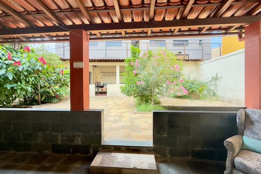 Casa à venda com 3 quartos, 389m² em Coração Eucarístico, Belo Horizonte