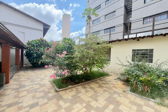 Casa à venda com 3 quartos, 389m² em Coração Eucarístico, Belo Horizonte