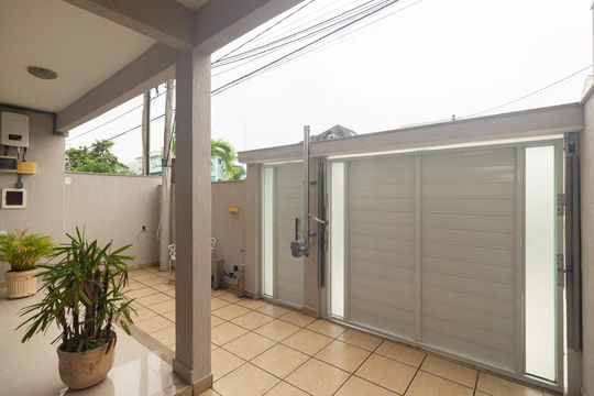 Garagem de casa de condomínio à venda com 3 quartos, 200m² em Campo Grande, Rio de Janeiro