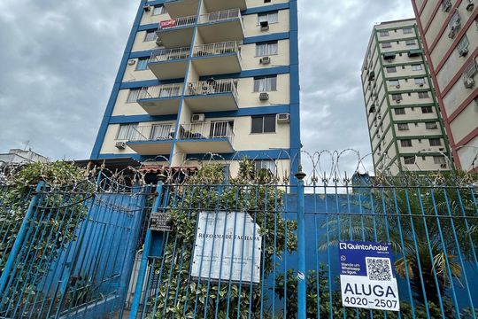 Fachada + placa de apartamento para alugar com 2 quartos, 50m² em Madureira, Rio de Janeiro
