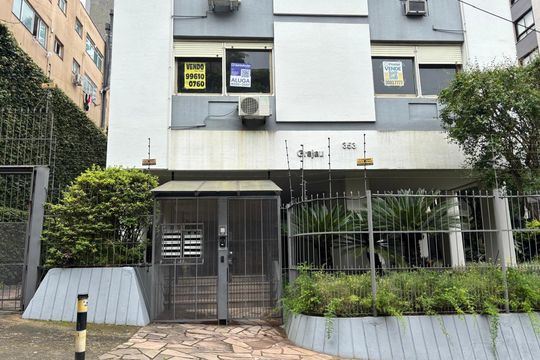 Plaquinha Instalada código GUZG-51 de apartamento para alugar com 3 quartos, 121m² em Petrópolis, Porto Alegre