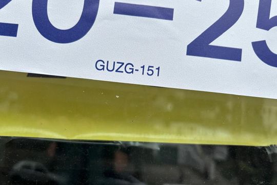 Plaquinha Instalada código GUZG-51 de apartamento para alugar com 3 quartos, 121m² em Petrópolis, Porto Alegre