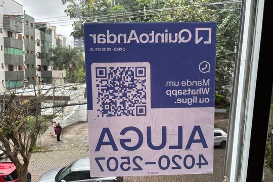 Plaquinha Instalada código GUZG-51 de apartamento para alugar com 3 quartos, 121m² em Petrópolis, Porto Alegre