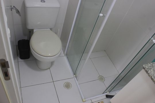 Banheiro social  de apartamento para alugar com 2 quartos, 56m² em Jardim Tabatinga, Guarulhos