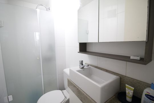 Banheiro da Suíte 2 de apartamento para alugar com 3 quartos, 98m² em Barra da Tijuca, Rio de Janeiro