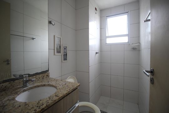 Banheiro de apartamento para alugar com 2 quartos, 43m² em Morro Santana, Porto Alegre