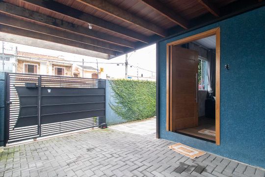 Garagem de casa à venda com 3 quartos, 70m² em Uberaba, Curitiba