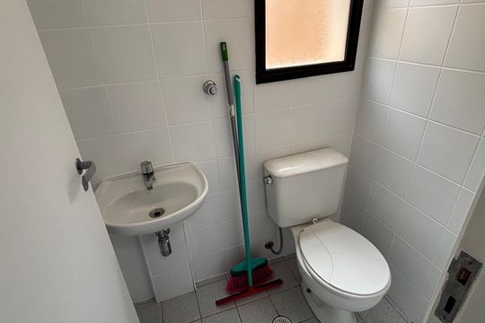 Banheiro de serviço de apartamento para alugar com 3 quartos, 90m² em Chácara Inglesa, São Paulo