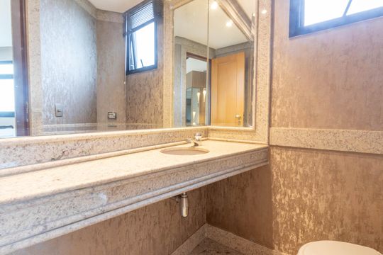 Lavabo de apartamento à venda com 3 quartos, 160m² em Belvedere, Belo Horizonte