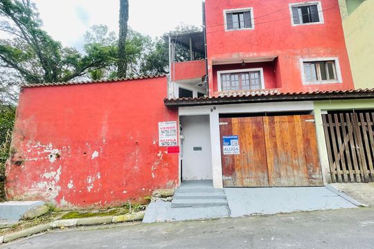 Fachada com placa instalada de casa para alugar com 2 quartos, 200m² em Jardim Adelina, Cotia