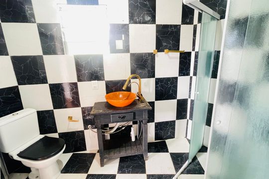 Banheiro de casa para alugar com 2 quartos, 200m² em Jardim Adelina, Cotia