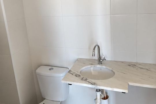 Banheiro de apartamento para alugar com 2 quartos, 57m² em Parque Amazonia, Goiânia