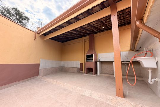 Quintal com Churrasqueira e área de serviço de casa para alugar com 2 quartos, 200m² em Jardim Guanabara, Jundiaí