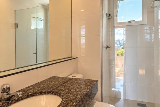 Banheiro de apartamento à venda com 3 quartos, 90m² em Caiçaras, Belo Horizonte