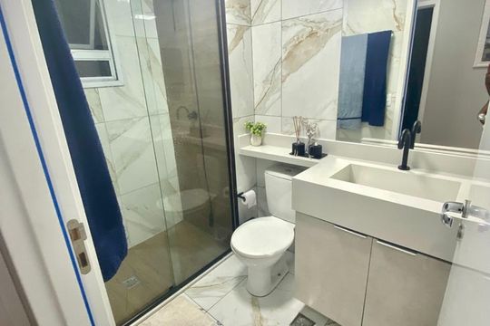 Banheiro de apartamento à venda com 2 quartos, 58m² em Jardim Itapark, Mauá