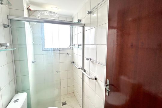 Banheiro de apartamento à venda com 2 quartos, 50m² em Jardim Vila Galvao, Guarulhos