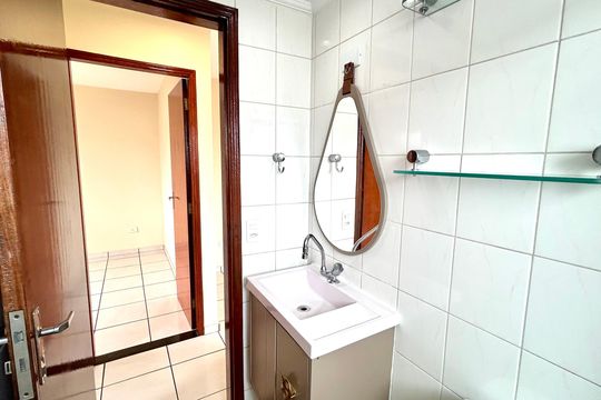 Banheiro de apartamento à venda com 2 quartos, 50m² em Jardim Vila Galvao, Guarulhos
