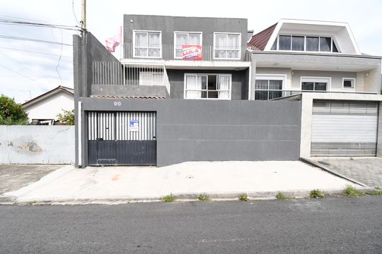 Fachada de casa à venda com 4 quartos, 240m² em Cajuru, Curitiba