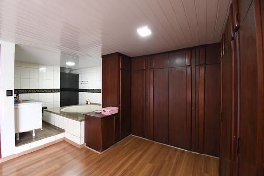 Banheiro da Suíte de casa à venda com 4 quartos, 240m² em Cajuru, Curitiba