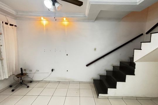 Sala de casa para alugar com 2 quartos, 105m² em Vila Aquilino, Santo André