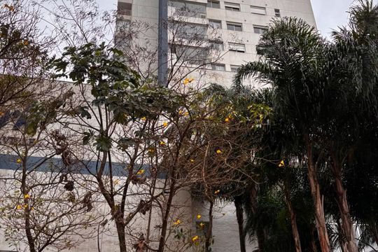 Fachada com placa de apartamento para alugar com 2 quartos, 49m² em Alphaville Empresarial, Barueri