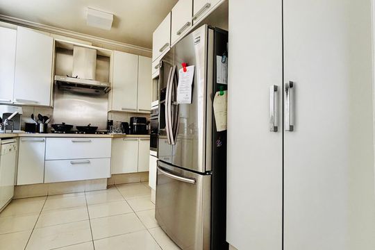 Cozinha  de casa de condomínio à venda com 3 quartos, 470m² em Residencial Cinco (alphaville), Santana de Parnaíba