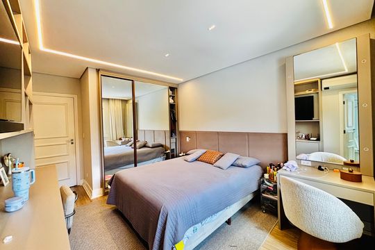 Suíte 1 de casa de condomínio à venda com 3 quartos, 470m² em Residencial Cinco (alphaville), Santana de Parnaíba