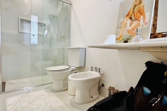 Banheiro do closet  de casa de condomínio à venda com 3 quartos, 470m² em Residencial Cinco (alphaville), Santana de Parnaíba