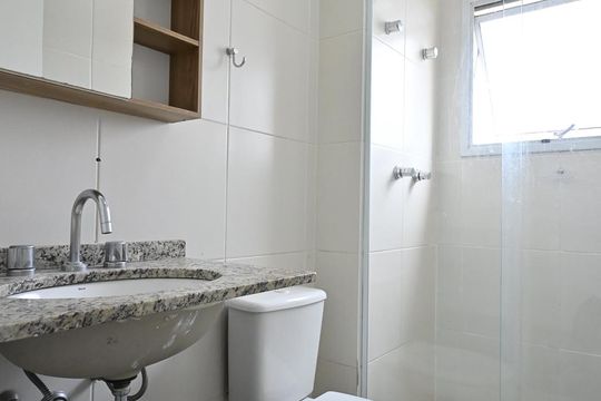 Banheiro de apartamento para alugar com 2 quartos, 57m² em Jardim Henriqueta, Taboão da Serra