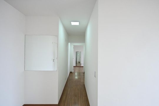 Corredor de apartamento para alugar com 2 quartos, 57m² em Jardim Henriqueta, Taboão da Serra