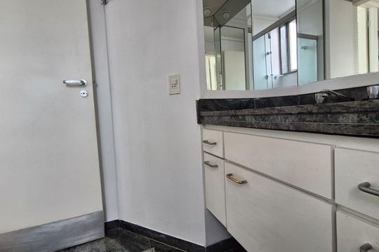 Banheiro  de kitnet/studio para alugar com 1 quarto, 60m² em Lourdes, Belo Horizonte