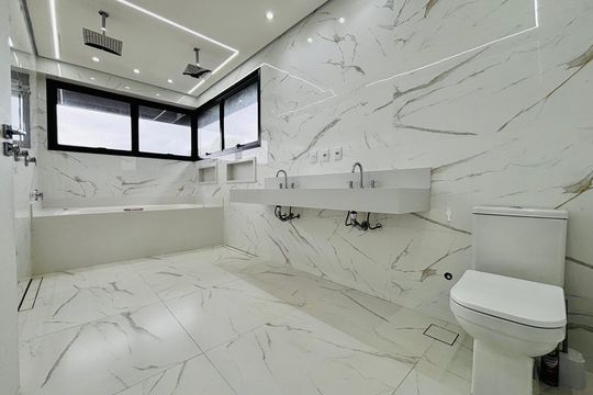 Banheiro da Suíte 1 de casa de condomínio para alugar com 4 quartos, 320m² em Alphaville, Barueri
