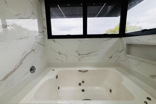 Banheiro da Suíte 1 de casa de condomínio para alugar com 4 quartos, 320m² em Alphaville, Barueri