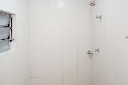 Banheiro de casa para alugar com 2 quartos, 55m² em Centro, Diadema
