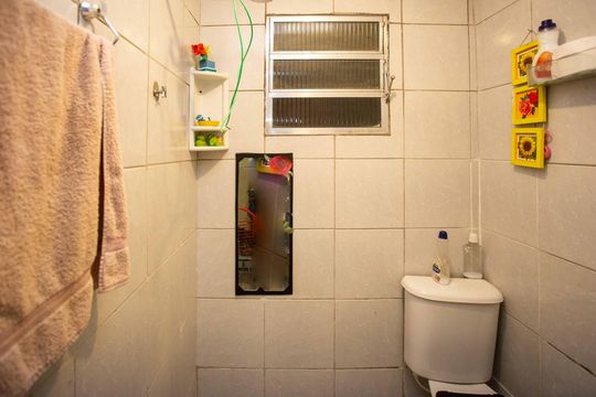 Banheiro 2 de casa à venda com 3 quartos, 100m² em Serraria, Diadema