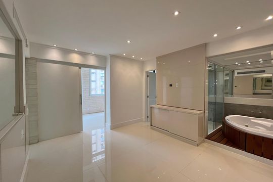 Quarto Suíte  de apartamento para alugar com 1 quarto, 105m² em Barra da Tijuca, Rio de Janeiro