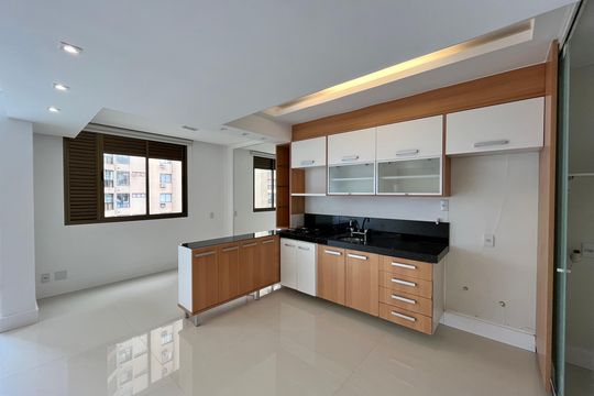 Cozinha de apartamento para alugar com 1 quarto, 105m² em Barra da Tijuca, Rio de Janeiro