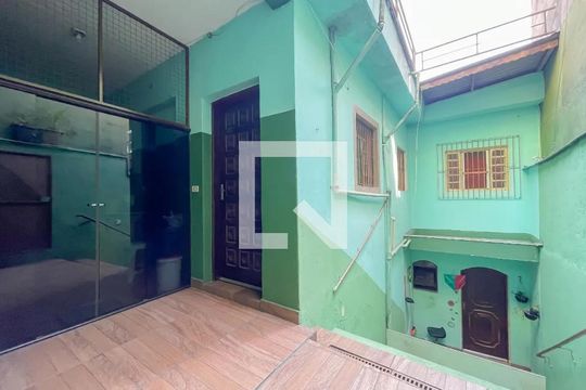 Área externa de casa à venda com 5 quartos, 303m² em Bandeiras, Osasco