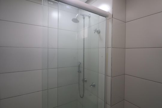 Banheiro  de apartamento à venda com 2 quartos, 54m² em Fátima, Canoas