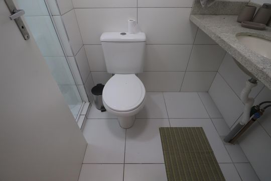 Banheiro  de apartamento à venda com 2 quartos, 54m² em Fátima, Canoas